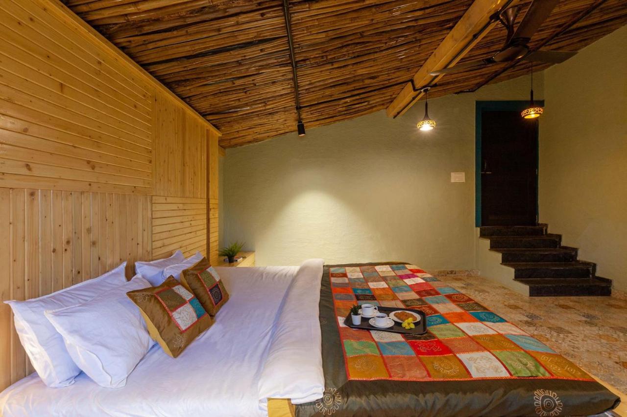 Stayvista'S Ficus Farms - Mountain-View Haven With Rustic Artsy Interiors, Outdoor Pool, Glasshouse, Home Theatre & Karaoke Delight إيغاتبوري المظهر الخارجي الصورة